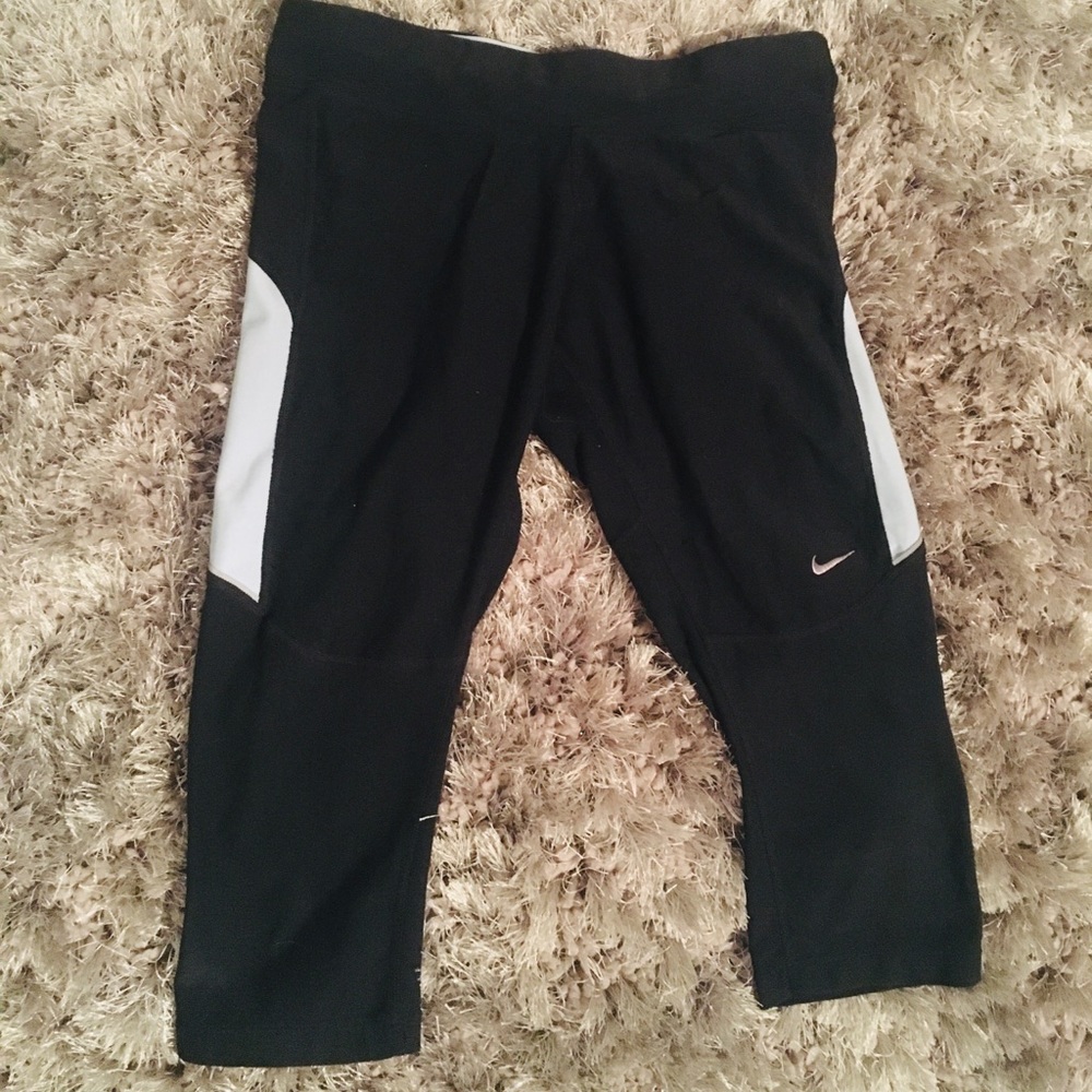 Nike Dry Fit Cropped Leggings in black/white. Med